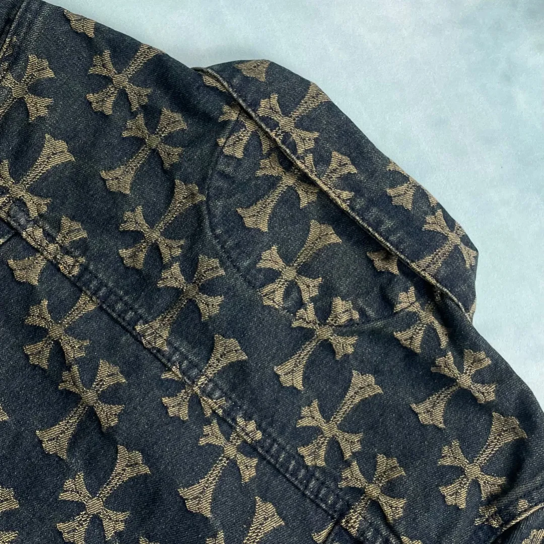 🅿️270 🔘Model No.-KL312 🔘Cro Heart𝐂𝐡𝐫𝐨𝐦𝐞 𝐇𝐞𝐚𝐫𝐭 CH All-over Printed Jacquard Denim Jacket* 2024 Autumn's original work - Cross-printed denim jacket, reconstructing the trend aesthetics with iconic symbols. The all-over dark yellow cross LOGO has been digitally printed and dyed with high precision, and is well-proportioned to release the brand's genes, breaking the monotonous pattern of traditional denim and interpreting low-key luxury. We select 100% denim cotton with heavy-weight thick yarn, and use a special washing process to create a crisp silhouette, taking into account the stiff texture and skin-friendly breathability. The silver buckle on the lapel is inlaid with the exclusive Sanskrit logo, and the custom hardware has undergone multiple polishing treatments, showing precision craftsmanship when opening and closing. The dropped shoulder cut is suitable for various body shapes, and the same design for couples achieves a common style. The quality is fully certified by three standards, which is different from the replica version on the market. From the wiring density to the printing and dyeing fastness, it all reaches professional standards. Wear a knitted sweater inside to create an urban yuppie style, and layer a sweatshirt to unlock street coolness. It is versatile and suitable for all seasons, and injects a pioneering attitude into high-end wear.  Size: S M L XL (46.48.50.52) Color: Blue